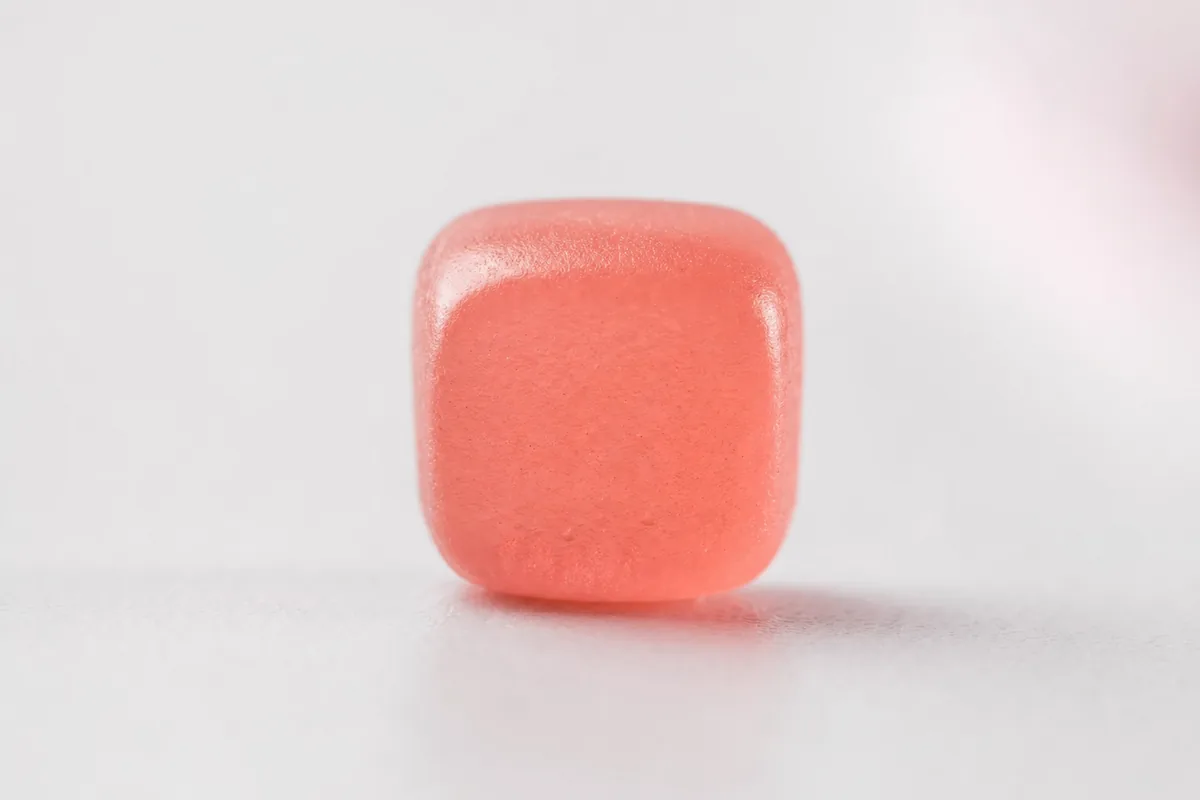 Egyetlen rózsaszín gumivitamin makrófotón